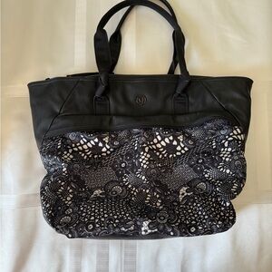 EUC Lululemon Athletica Extra Large 21” Navy/Black Paisley Tote